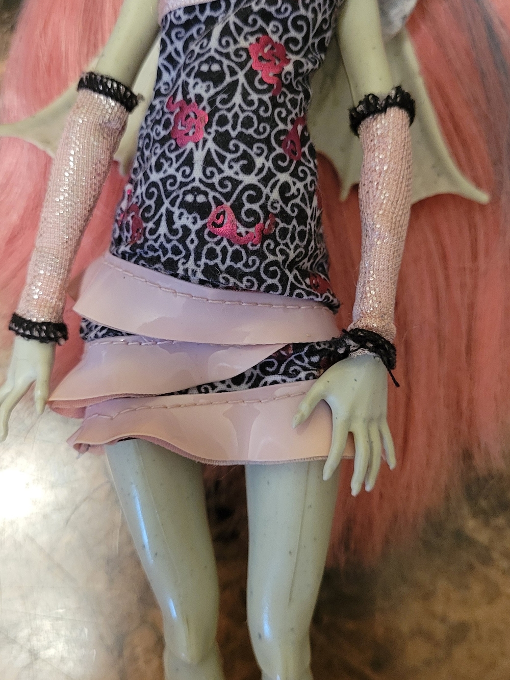 G1 Monster High Rochelle Goyle Ghouls Night Out With Wings & MH stand - Picture 5 of 9